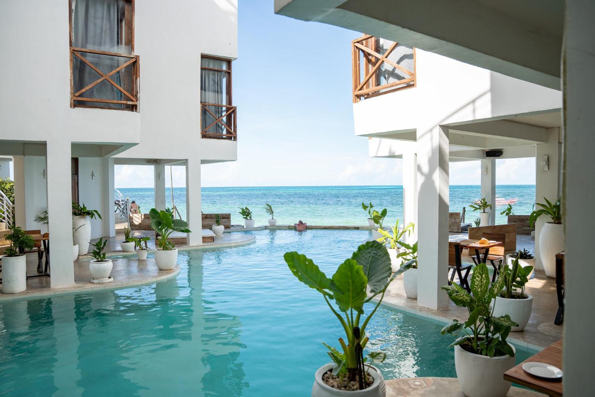 Hotel Pili Pili Tropical Island 4*